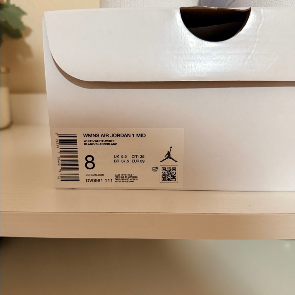 Jordan 1 Mid Sneakers - Picture 3 of 4
